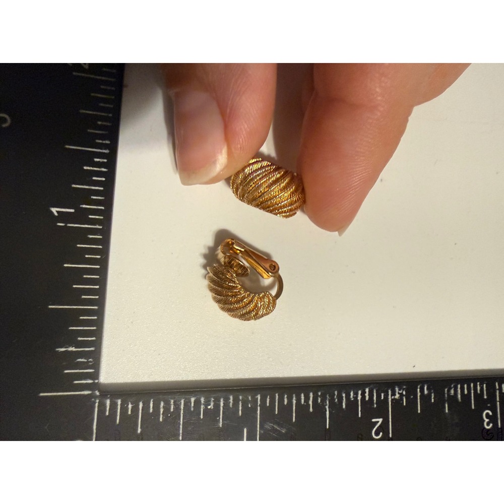 Trifari‎ Vintage Gold Tone Ribbed Shrimp Croissant Clip On Earrings Signed Crown